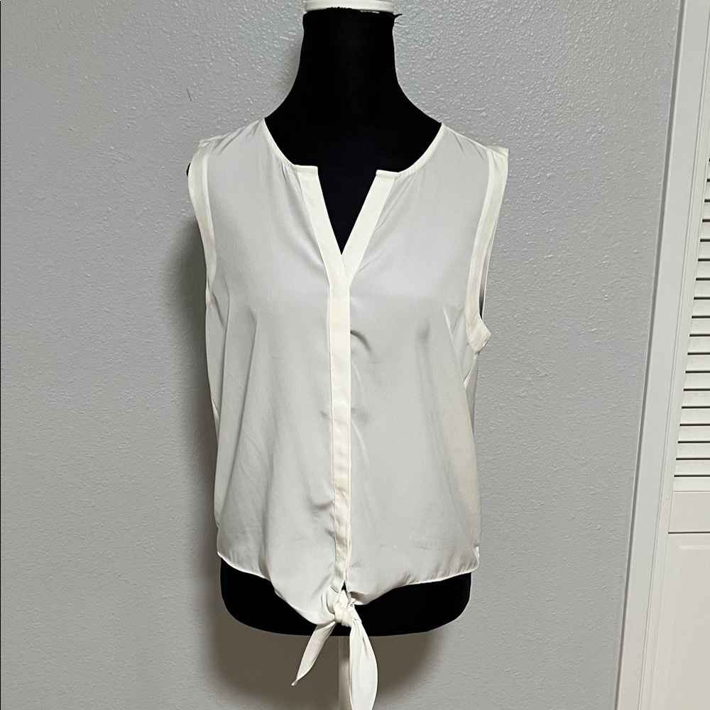 Chico’s V‑Neck Tie‑Front Sleeveless Summer Top